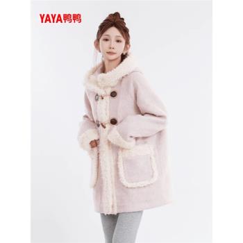鴨鴨輕薄羽絨服女冬中長款時尚羊羔絨拼接連帽減齡牛角扣冬裝外套