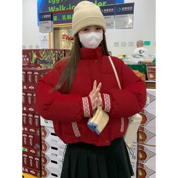 復古紅色短款羽絨服女冬2024新款小個子學院風設計感白鴨絨麵包服