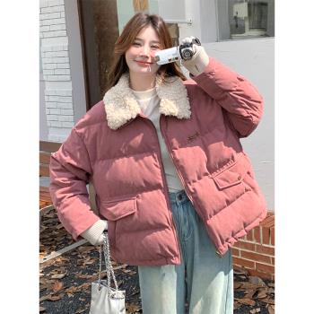 毛絨拼接翻領粉色羽絨服女冬季2024新款復古撞色白鴨絨麵包服外套