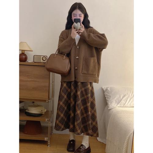 微胖女生穿搭早春大碼胖mm顯瘦遮肉針織毛衣外套格紋半身裙兩件套