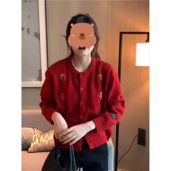 時尚聖誕紅圓領浣熊絨單排扣小眾設計感針織開衫毛衣2025秋冬新款