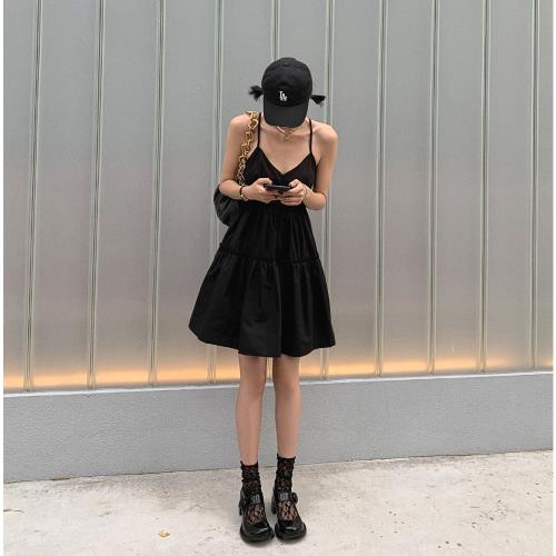 2024夏黑色吊帶連衣裙性感V領小心機夏季收腰蓬蓬大擺小黑裙