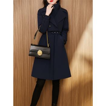 這是一件白鵝絨風衣式羽絨服！好看+保暖兼得 腰帶收腰顯瘦
