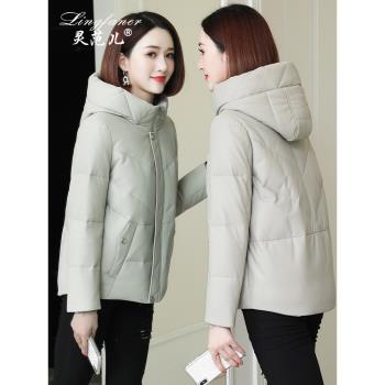 海寧皮衣2024新款連帽加絨小個子媽媽綿羊皮外套真皮羽絨服女短款