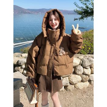 短款連帽羽絨服女2025冬小熊貼布韓系減齡學院風超好看白鴨絨外套