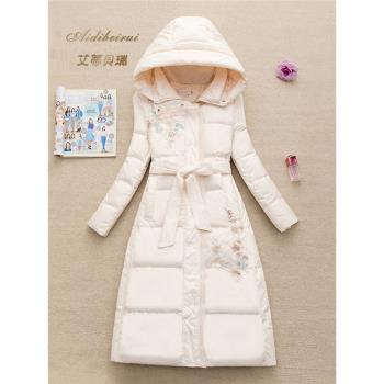 粉紅瑪麗2024冬季新款加厚90白鴨絨連帽中長款刺繡羽絨服外套女裝