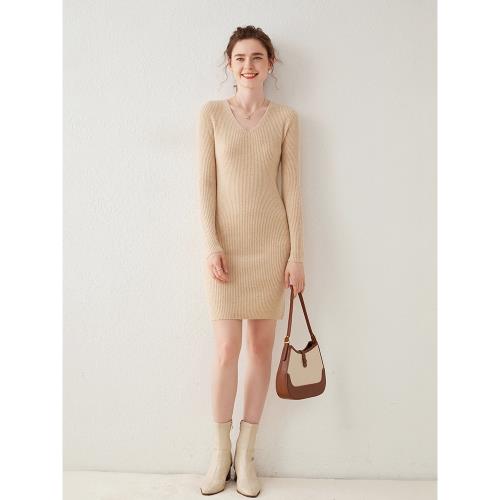 25秋冬高端無縫一線成衣設計修身V領山羊絨針織中長款包臀連衣裙