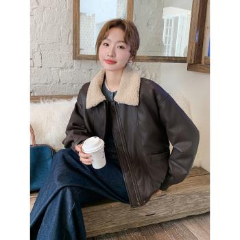 棕色短款羽絨服女冬季2024新款港風復古羊羔毛翻領設計感皮衣外套