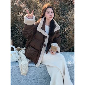 咖色復古羽絨服女冬季2024新款羊羔毛拼接短款高階感白鴨絨麵包服