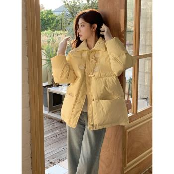 奶fufu鵝黃色短款羽絨服女冬2024新款韓系學院風牛角扣白鴨絨外套