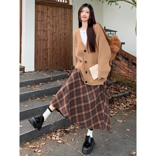 大碼秋冬胖mm美拉德穿搭慵懶風v領針織毛衣外套格紋半身裙兩件套