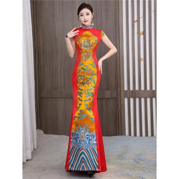 2025年中國風式紅色龍袍長款晚禮服模特團體走秀旗袍舞臺演出服女