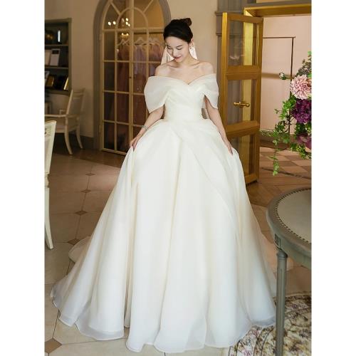 一字肩法式輕婚紗新娘2025新款緞面主紗高級質感簡約迎賓出門紗女