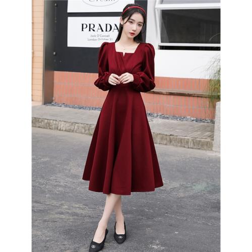 法式赫本風紅色絲絨連衣裙女秋季大碼胖mm高級感收腰顯瘦禮服裙子