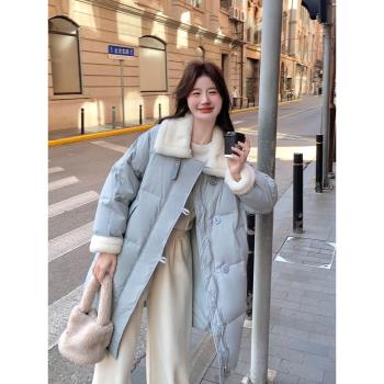 淺藍色羊羔毛拼接派克羽絨服2025新款女冬中長款甜美設計感厚外套