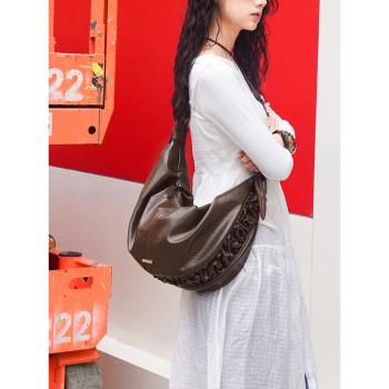 (免運)哐花2025新款大容量鬆弛感斜挎包女褶皺設計復古通勤牛角包餃子包