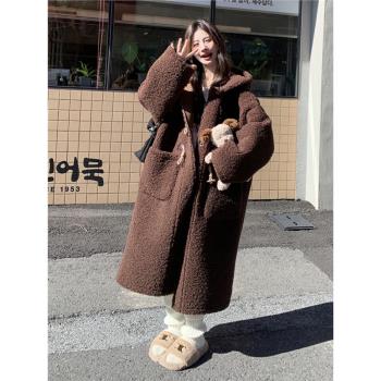 棕色復古皮毛一體中長款羊羔毛大衣女冬新款東大門牛角扣連帽外套
