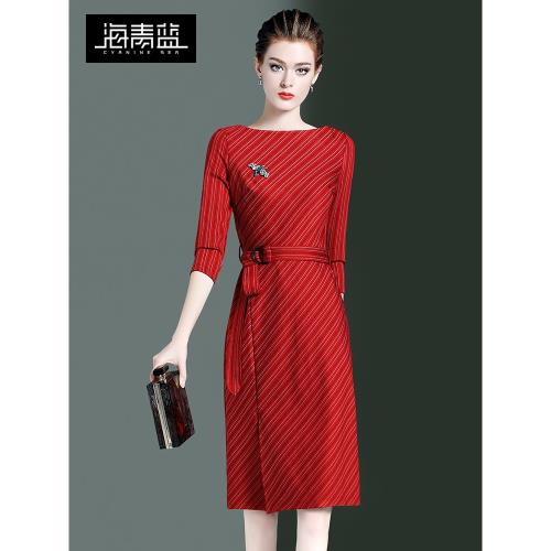 海青藍氣質優雅連衣裙春秋季新款一字領收腰顯瘦紅色條紋中長裙子