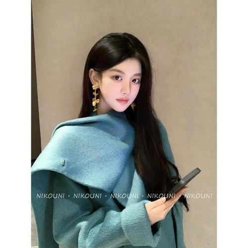 孔雀藍羊毛大衣女秋冬新款高級感赫本風系帶圍巾領中長款毛呢外套