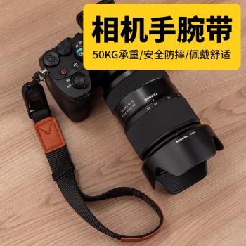 適用索尼A7M4相機手碗帶佳能富士微單單反快拆掛繩真皮強磁牛皮帶掛鉤防滑失手繩R62 R8富士XS20 XT5尼康Z30