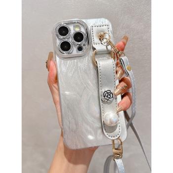 羽紗銀色山茶花珍珠腕帶適用蘋果16Promax手機殼iPhone15漸變14軟13Pro全包鏡頭膜12斜跨背帶掛繩11高階感女