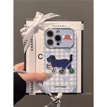 適用蘋果16Pro手機殼新款iPhone15proMax韓系藍白格紋刺繡狗狗14plus可愛卡通13矽膠軟12pm皮質11全包保護套