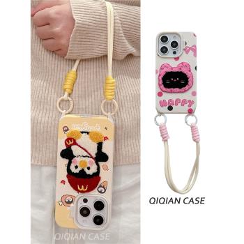 啟乾 刺繡企鵝貓咪腕帶iPhone16/15手機殼適用蘋果14/13promax皮質軟殼12/11鏈條掛繩少女心可愛卡通新款秋冬