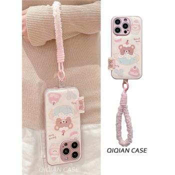 啟乾 塗鴉蛋糕輕松熊腕帶iPhone16/15手機殼適用蘋果14/13promax皮質硬殼手提鏈條掛繩少女心卡通新款秋冬天
