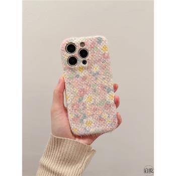 啟乾 絨布小香風粉色花朵iPhone16/15手機殼適用蘋果14/13promax硬殼12/11少女心高級感秋冬新款毛呢毛絨防摔