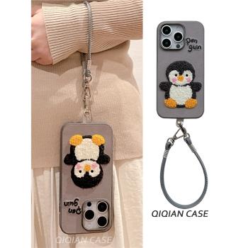 啟乾 絨布刺繡企鵝腕帶iPhone16/15手機殼適用蘋果14/13promax硬殼12/11手提鏈條掛繩少女心灰色可愛卡通新款