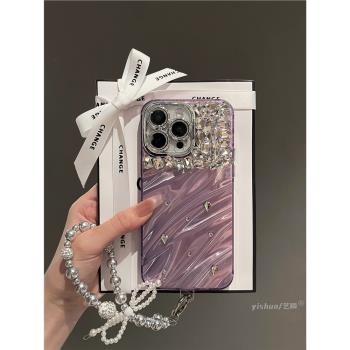 適用蘋果16ProMax手機殼iPhone15時尚ins紫色羽紗鐳射水鉆16不規則波紋15氣質新款13pro帶鏡頭膜pm網紅保護套