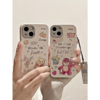 啟乾 可愛草莓熊維尼熊iPhone15手機殼適用蘋果14/13promax皮質軟殼12少女心11線條卡通動漫新款情侶鏡頭全包