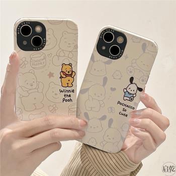 維尼熊帕恰狗iPhone15/14手機殼適用蘋果13promax皮質軟殼12/11可愛卡通小眾創意網紅新款防摔矽膠情侶女啟乾