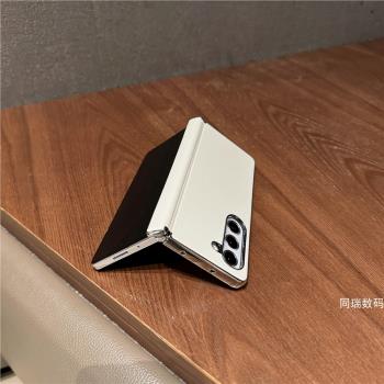 Samsung 三星 Galaxy Z Fold 5 5G 摺疊智慧型手機，屬於 Galaxy Z 系列，搭載高通 800 系列處理器與 12GB RAM + 256GB 儲存空間。7.1 吋 ~ 8 吋大螢幕，支援 5G+5G 雙卡雙待，電池容量 3501~6000mAh 提供長效續航。相機畫素達 500~1000 萬、1001~1500 萬及 3000 萬以上，具備 AI 辨識、NFC、廣角、夜拍、美拍美顏及生活防水功能。2023 年 7~9 月上市全新品，黑色/白色選擇，原廠保固 1 年（依序號與發票查詢），配件含傳輸線/卡針/快速入門指南。