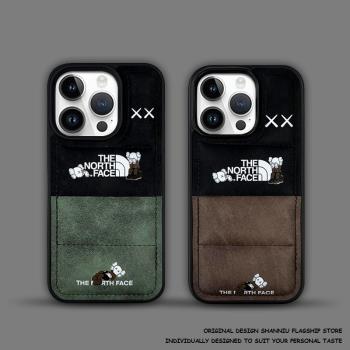 新款羽絨服kaws聯名北面iPhone16ProMax手機殼潮牌原創15Pro適用蘋果14pro個性男卡通13情侶翻毛皮防摔保護套