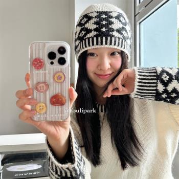 由裡公園ins小眾少女細閃條紋立體紐扣15適用16pro蘋果16ProMax手機殼iPhone16全包12新款14Promax保護套13軟