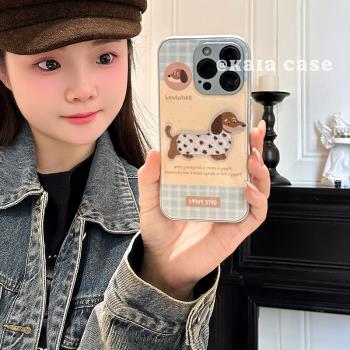 後勤高階&小眾藍格子刺繡臘腸狗個性適用於iphone16 pro max手機殼蘋果15/14/13/12新款防摔全包創意皮質