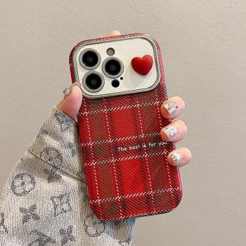 格紋愛心英文適用蘋果16promax手機殼新款iPhone15保護套14plus紅色新年女款全包13pm防摔高階感立體公仔情侶