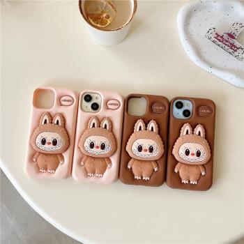 立體棕色拉布布伸縮支架適用iPhone15promax手機保護殼11蘋果14pro新款12矽膠16可愛卡通13pro防摔趣味保網紅