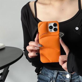 橙色麵包羽絨服適用蘋果15ProMax手機殼iphone14ProMax填充保護套13Pro小眾高階感12防摔殼1514Plus趣味軟殼
