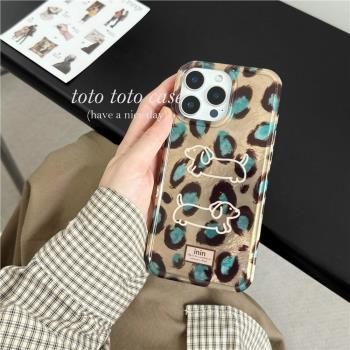 小眾ins復古咖色豹紋臘腸狗插畫適用iPhone16promax蘋果15手機殼15promax秋冬新款14/16雙層防摔保護套16pro