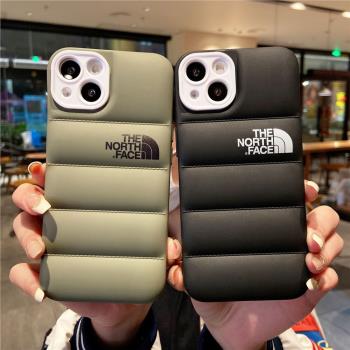 潮牌北面適用蘋果16promax手機殼新款iPhone14創意防摔13max情侶男女12pro網紅11pm凹凸羽絨服ip15全包保護套