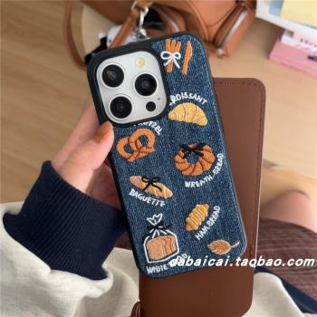 ins風韓系牛仔刺繡麵包適用蘋果16手機殼iphone15promax新款14少女13全包防摔12pro網紅16pro創意高階感小眾