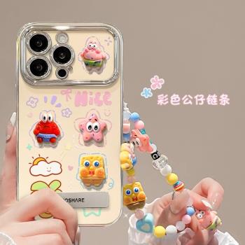 適用蘋果16promax手機殼彩繪新款iphone15pro卡通可愛海綿寶寶公仔14電鍍大視窗13支架手鏈16矽膠女防摔軟殼
