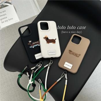 ins純色皮質刺繡臘腸狗手機殼皮質手提繩掛件適用iPhone15promax新款蘋果13/14promax小眾15防摔保護套14個性