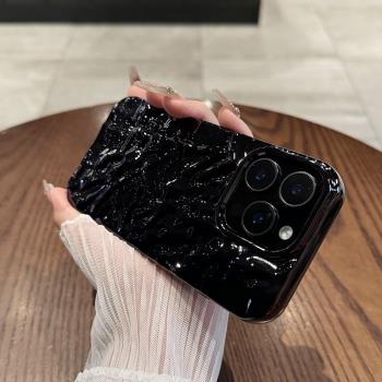 適用於蘋果16promax手機殼新款電鍍褶皺黑iPhone15立體14plus簡約純色13高階感情侶款12防摔軟套11