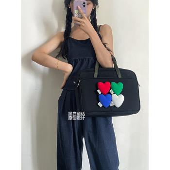 黑白童話原創小眾高階感彩色愛心貼布筆記本電腦包14寸斜跨時尚設計通勤收納包適用聯想拯救者蘋果Mac16寸