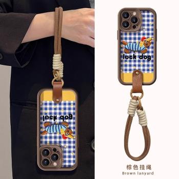 適用蘋果16手機殼秋冬新女款刺繡小狗iPhone15promax外殼帶掛繩高階時尚14pro全包防摔磨砂12咖啡色小羊皮ins