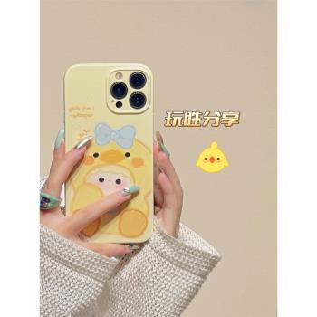 玩勝 卡通可愛奶黃色兜兜鴨子女孩iphone15promax蘋果14手機殼11新款15pro女12塗鴉13pm全包矽膠創意防摔軟殼