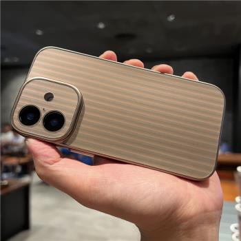 帶鏡頭膜豎條紋行李箱沙漠金適用iPhone16pro手機殼蘋果16promax硬殼十六16plus全包防摔加厚高階感男女款潮